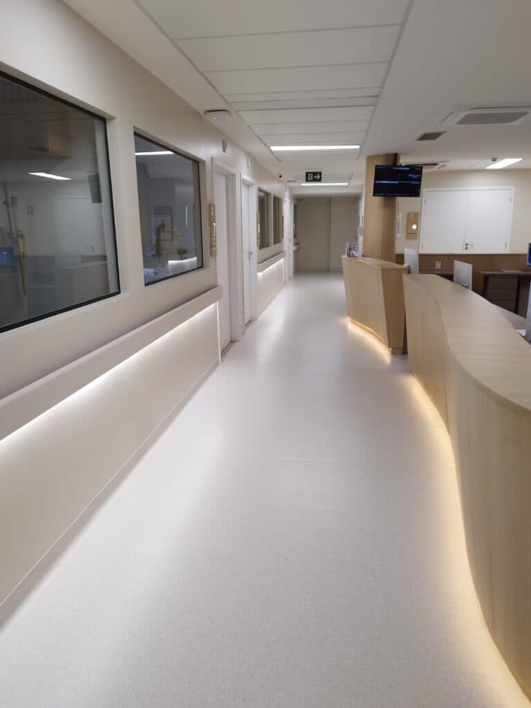 Protetores de parede em corredor hospitalar
