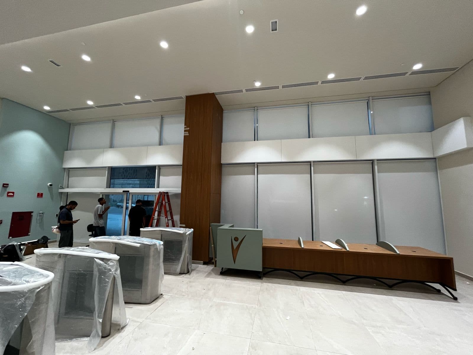 Persianas em lobby hospitalar